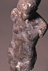 Bergwächterin Tonerde Fragmentiert 120cm
