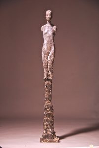 Bergwächterin Tonerde Fragmentiert 120cm
